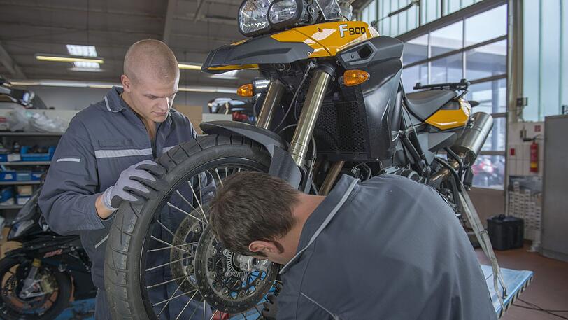 Frühjahrs-Erwachen: Die Reifen des Motorrads müssen besonders genau unter die Lupe genommen werden.