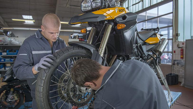 Frühjahrs-Erwachen: Die Reifen des Motorrads müssen besonders genau unter die Lupe genommen werden. Frühjahrs-Erwachen: Die Reifen des Motorrads müssen besonders genau unter die Lupe genommen werden.