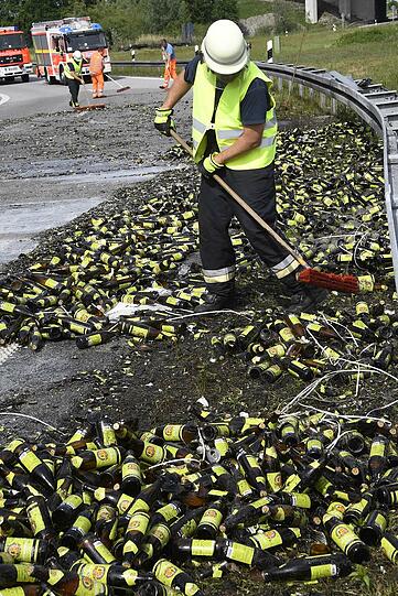 Hunderte Flaschen alkoholfreies Weißbier gingen bei dem Unfall zu Bruch. Die Bilder.