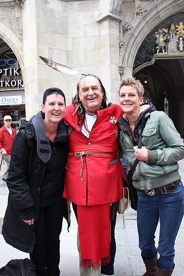 Der Musiker mit Streikleiterin Caroline Bürger (l.) und Kornelia Wagner (GEW).