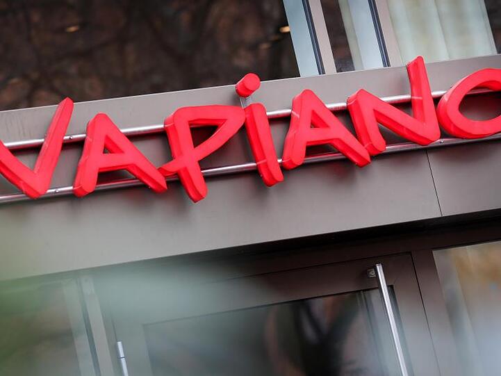 Der Schriftzug Vapiano steht an einer Restaurantfiliale.