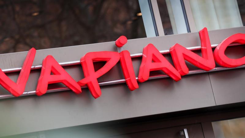 Der Schriftzug Vapiano steht an einer Restaurantfiliale. Der Schriftzug Vapiano steht an einer Restaurantfiliale.
