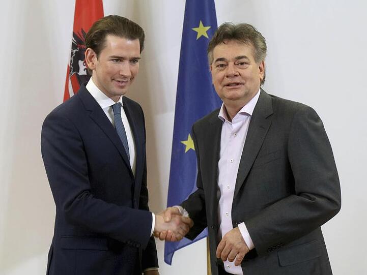 ÖVP-Chef Sebastian Kurz (l) und Grünen-Chef Werner Kogler haben sich auf ein Regierungsbündnis geeinigt.