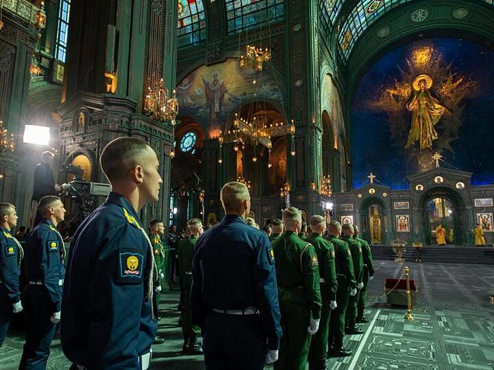Mitglieder des Militärs nehmen an einer Zeremonie zur Einweihung der "Kirche des Sieges" teil.