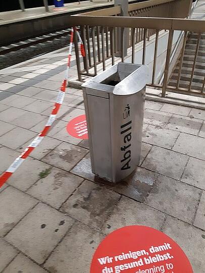 Dieser Mülleimer wurde angezündet, der Mann wärmte sich über den Flammen die Hände.