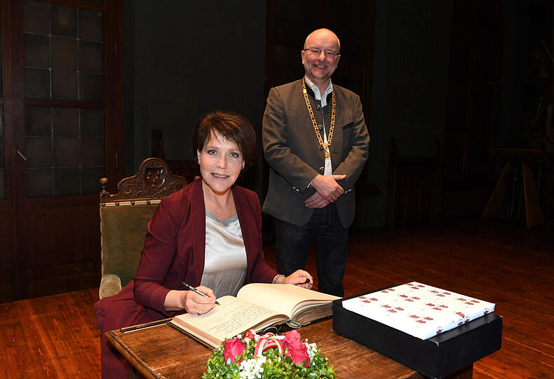 Janina Hartwig trägt sich in der Goldene Buch der Stadt Landshut ein, mit Oberbürgermeister Alexander Putz.