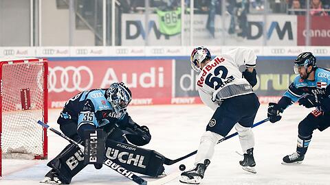 Ingolstadts Kevin Reich (l) und Stefan Matteau (r) kämpfen mit Münchens Patrick Hager um den Puck.
