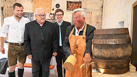 V.l.: Luis, Dietrich und Leo Sailer schauen dem Obststandl-Didi beim Bierzapfen zu. Ein bisserl Luft nach oben ist da noch. Sechs Schläge hat's bis zur ersten Maß gedauert. Ein Jahr hat der Didi jetzt noch Zeit zum Üben.