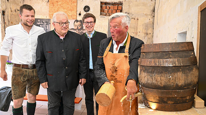 V.l.: Luis, Dietrich und Leo Sailer schauen dem Obststandl-Didi beim Bierzapfen zu. Ein bisserl Luft nach oben ist da noch. Sechs Schläge hat's bis zur ersten Maß gedauert. Ein Jahr hat der Didi jetzt noch Zeit zum Üben.