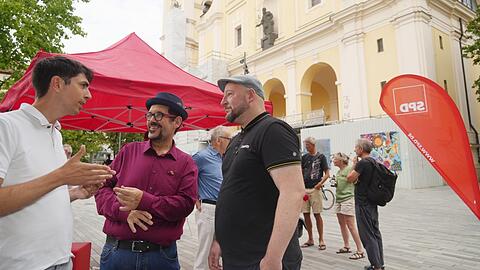 Befürwortet die Umgestaltung der Augustenstraße ohne Abstriche: Anwohner Patrick Hildebrandt (l.) schildert seine Perspektive. BA-Mitglied Georg Fleischer (SPD, Mitte) und SPD-Stadtrat Andreas Schuster freuen sich über die Gespräche mit den Menschen vor Ort.