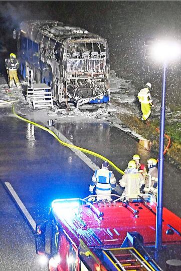 Auf der A99 bei München fängt ein niederländischer Bus auf der Fahrt nach Österreich zu brennen an. Die schnelle Reaktion des Busfahrers verhindert möglicherweise Schlimmeres.