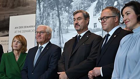 Bundespräsident Steinmeier (2. von links) und andere Politikerinnen und Politiker besichtigen das erweiterte Museum Mödlareuth.