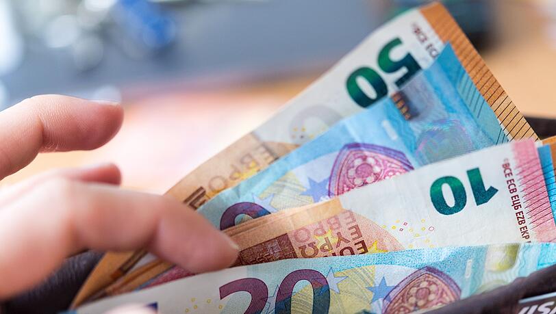 Barzahlungen sind laut Bundesbank mit durchschnittlich 43 Cent je Transaktion am günstigsten für Händler, wenn die Kosten je Zahlung betrachtet werden. (Symbolbild) Barzahlungen sind laut Bundesbank mit durchschnittlich 43 Cent je Transaktion am günstigsten für Händler, wenn die Kosten je Zahlung betrachtet werden. (Symbolbild)