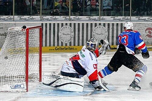 Gelungener Start, bitteres Ende: Tiger Björn Barta überwindet Eisbären-Keeper Rob Zepp schon in der dritten Minute zur 1:0-Führung, aber am Ende feiern die Berliner.