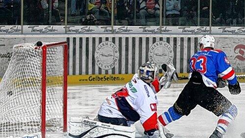 Gelungener Start, bitteres Ende: Tiger Björn Barta überwindet Eisbären-Keeper Rob Zepp schon in der dritten Minute zur 1:0-Führung, aber am Ende feiern die Berliner. Gelungener Start, bitteres Ende: Tiger Björn Barta überwindet Eisbären-Keeper Rob Zepp schon in der dritten Minute zur 1:0-Führung, aber am Ende feiern die Berliner.