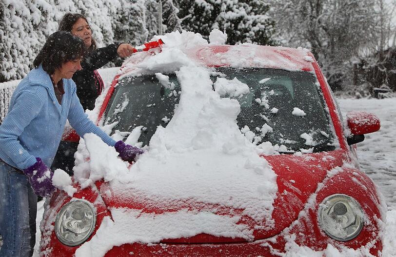 Schneekehren auch auf dem Auto: In Geisenried (Bayern) hat es geschneit.