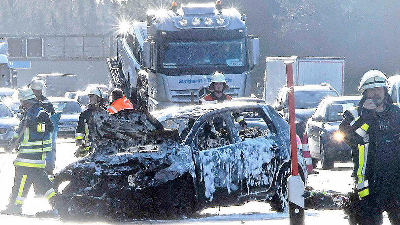 Glück gehabt: Bei einem Unfall auf der A8 zwischen Taufkirchen und Brunnthal kann sich ein Paar gerade noch rechtzeitig aus einem brennenden VW Golf befreien. Die Bilder von der Unfallstelle zum Durchklicken.