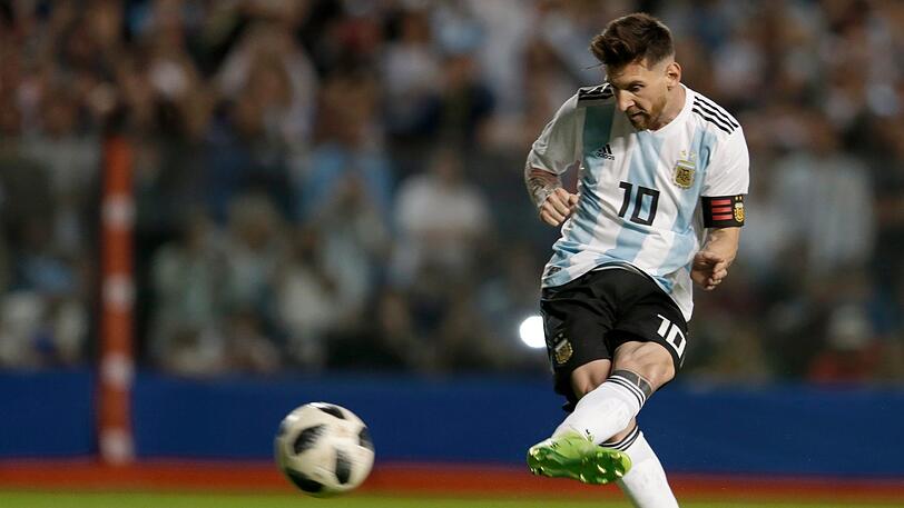 Lionel Messi von Argentinien schießt ein Tor.