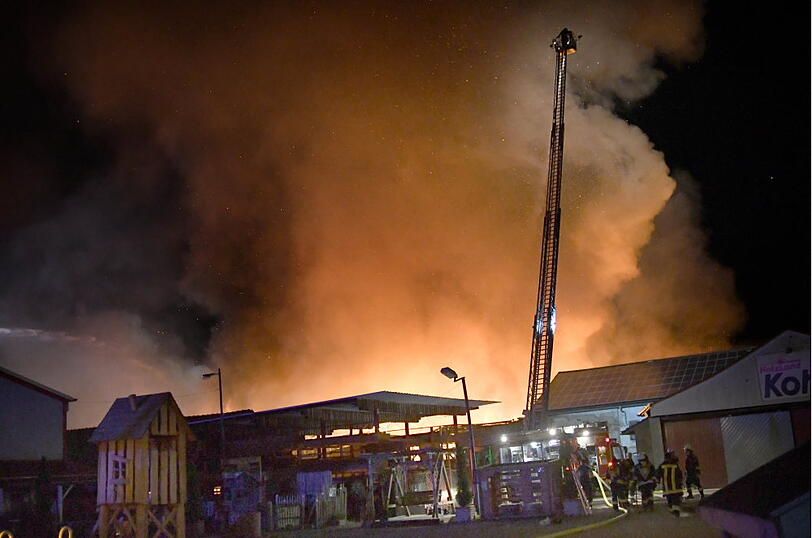 Mehrere Lagerhallen brannten beinahe vollkommen ab - die Feuerwehr war die ganze Nacht im Einsatz. Die Bilder.