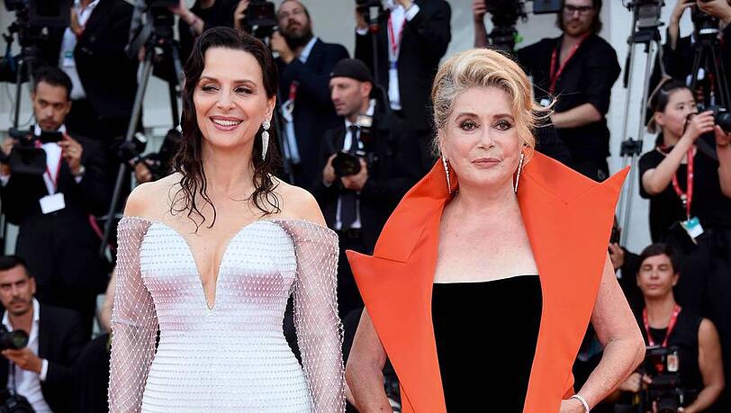 Juliette Binoche neben Catherine Deneuve Juliette Binoche neben Catherine Deneuve