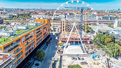 So soll es aussehen, das Riesenrad im Werksviertel. Dahinter ist der Ostbahnhof zu sehen, dahinter die Innenstadt.