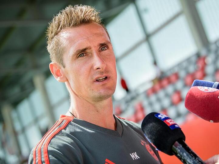 Miroslav Klose vom FC Bayern München gibt nach einem Spiel ein Interview. Foto: Matthias Balk/dpa