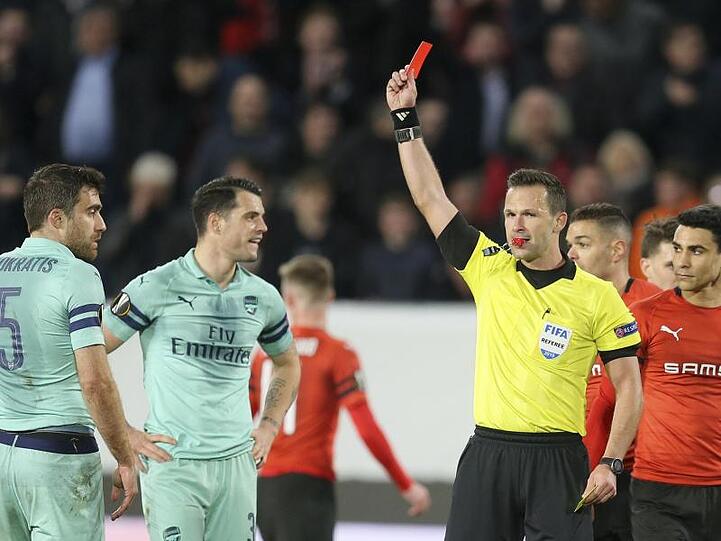Schiedsrichter Slowake Ivan Kruzliak zeigt Arsenals Sokratis(l) die Rote Karte.
