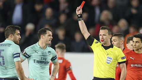 Schiedsrichter Slowake Ivan Kruzliak zeigt Arsenals Sokratis(l) die Rote Karte.