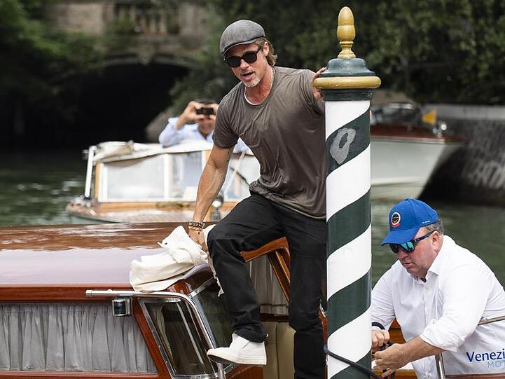 Elegant von Bord: Brad Pitt.
