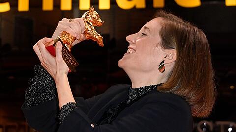 Carla Simón mit dem Goldenen Bären für den besten Film.