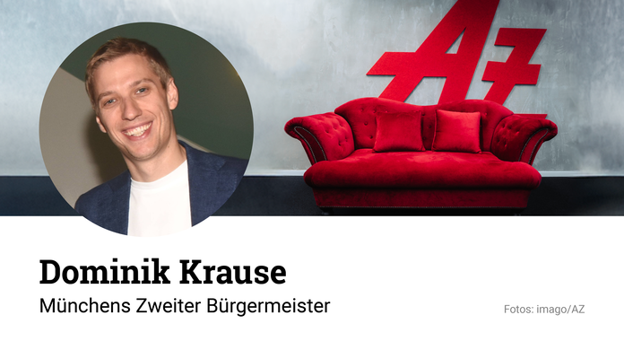 Auf der roten Couch nimmt Platz Dominik Krause – am 14. November 2025 im Deutschen Theater.