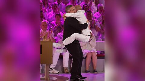 "Wer wei&szlig; denn sowas XXL": Bernhard Ho&euml;cker und Elton (l.) freuen sich &uuml;ber das Wiedersehen.
