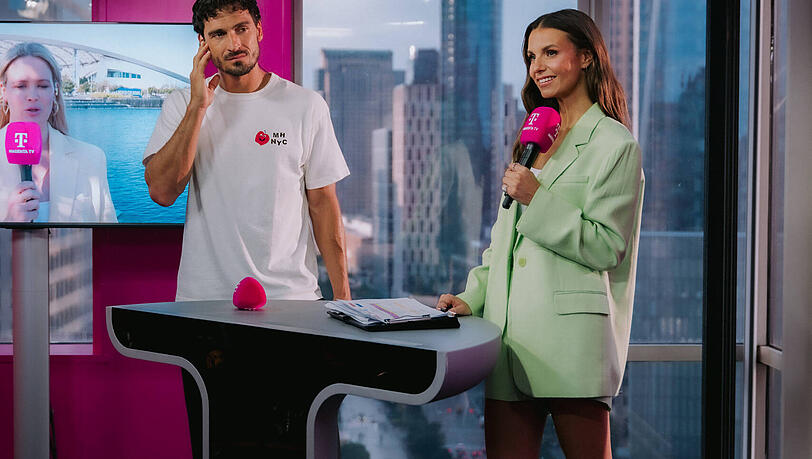 Laura Wontorra vor der TV-Kamera von MagentaTV. An ihrer Seite: Fußballexperte und Ex-Kicker Mats Hummels. Laura Wontorra vor der TV-Kamera von MagentaTV. An ihrer Seite: Fußballexperte und Ex-Kicker Mats Hummels.
