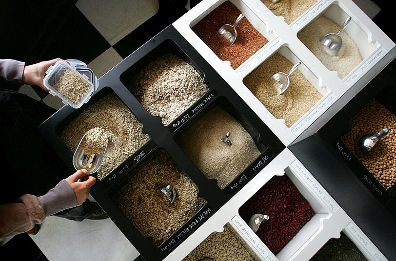 Nächster Schritt beim nachhaltigen Shoppen: verpackungsfreie Supermärkte. Hier können Sie Ihre Einkäufe in mitgebrachte Dosen und Gläser abfüllen lassen. Ist keiner dieser Märkte in der Nähe, lohnt sich das Nachfragen bei kleineren Geschäften: Der Metzger Ihres Vertrauens darf zwar Ihre mitgebrachte Tupperware aus Hygienegründen nicht anfassen. Viele behelfen sich aber beispielsweise damit, die Aufbewahrungsbehältnisse auf ein Tablett zu stellen und dort mit der Ware zu befüllen. Nächster Schritt beim nachhaltigen Shoppen: verpackungsfreie Supermärkte. Hier können Sie Ihre Einkäufe in mitgebrachte Dosen und Gläser abfüllen lassen. Ist keiner dieser Märkte in der Nähe, lohnt sich das Nachfragen bei kleineren Geschäften: Der Metzger Ihres Vertrauens darf zwar Ihre mitgebrachte Tupperware aus Hygienegründen nicht anfassen. Viele behelfen sich aber beispielsweise damit, die Aufbewahrungsbehältnisse auf ein Tablett zu stellen und dort mit der Ware zu befüllen.