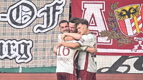Augsburg jubelt nach dem ersten Gregoritsch-Treffer gegen Leverkusen.