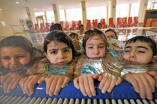 Vielleicht ist unter diesen Kindern ein künftiger Medaillengewinner: Doch vorerst müssen sie im Südbad noch mit Schwimmhilfen vorlieb nehmen.