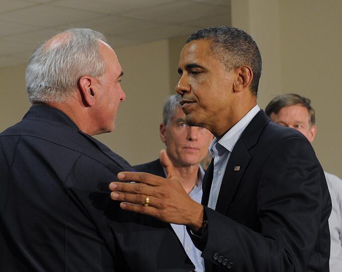 Der Präsident spendet Trost: Barack Obama besuchte am Sonntag Aurora, den Schauplatz der Kino-Schießerei in Colorado.