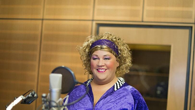 Cindy aus Marzahn bei ihrer neuen Arbeit als Synchronsprecherin