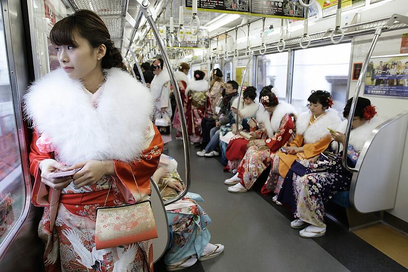 In Japan gilt man mit 20 Jahren als komplett volljährig, es ist der sogenannte "coming-out-day". Man putzt sich heraus und feiert zusammen mit anderen ein großes Fest.