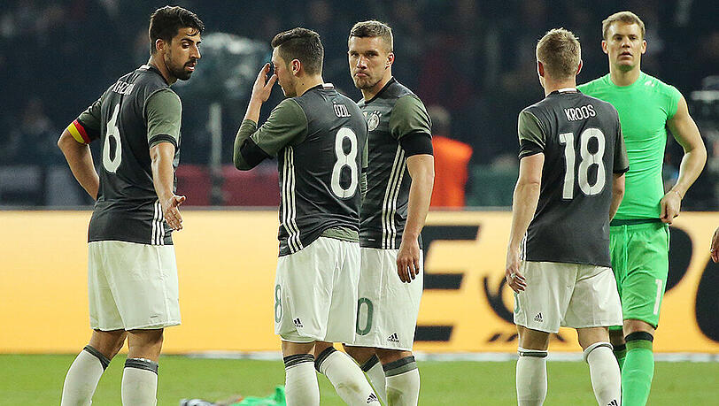 Am 26. März unterlag die deutsche Nationalelf England in Berlin mit 2:3. Von links: Sami Khedira, Mesut Özil, Lukas Podolski, Toni Kroos und Manuel Neuer. Am 26. März unterlag die deutsche Nationalelf England in Berlin mit 2:3. Von links: Sami Khedira, Mesut Özil, Lukas Podolski, Toni Kroos und Manuel Neuer.