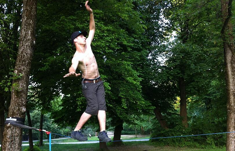 Los geht's. Alex (19) bei seinen Gehversuchen auf dem Seil...