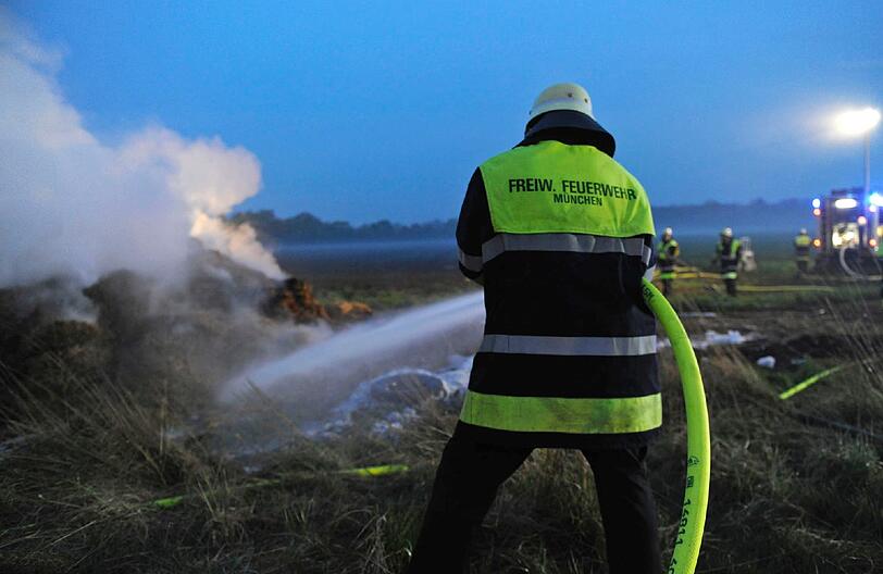 Die 700 gepressten Strohballen brennen lichterloh.