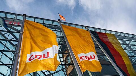 CDU-Fahnen vor der Parteizentrale in Berlin.