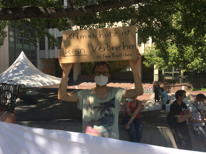 Die Free-Frettchen-Demo vorm Gericht.
