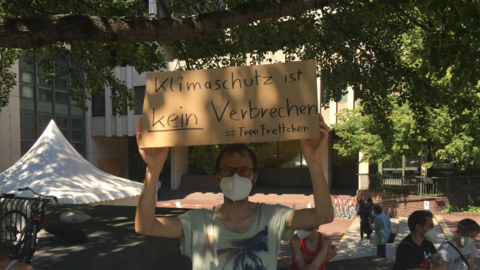Die Free-Frettchen-Demo vorm Gericht.