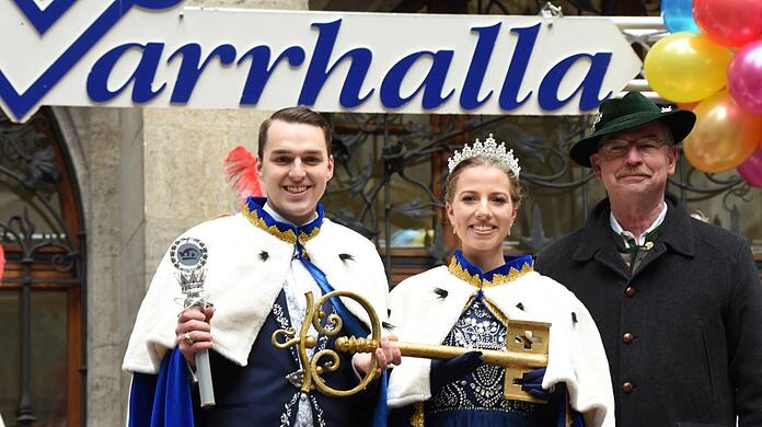 Leonard I. und Elisabeth II., hier mit Stadtrat Alexander Reissl (CSU), bei der Inthronisation am Wochenende im Rathaus-Prunkhof.
