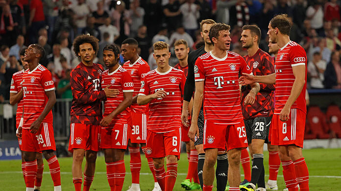 Thomas Müller (2.v.r.) und Joshua Kimmich haben sich mit dem Coronavirus infiziert.