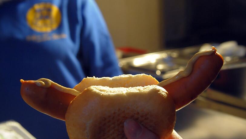 Wegen einer Bockwurst-Bestellung konnte der betrunkene Fahrer gestellt werden. (Symbolbild)