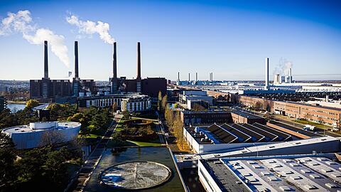 Blauer Himmel über dem VW-Werk in Wolfsburg – doch die Stimmung im Konzern bleibt wechselhaft. (Archivbild)