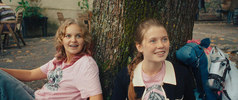 Sarah (Manon Debaille) und ihre Trainerin Beatrice (Aurelia Ott).